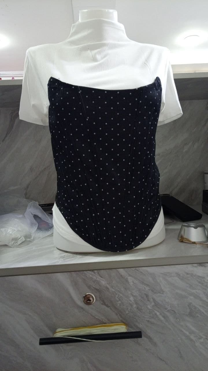 Korset top — to'q ko'k, oq nuqtali