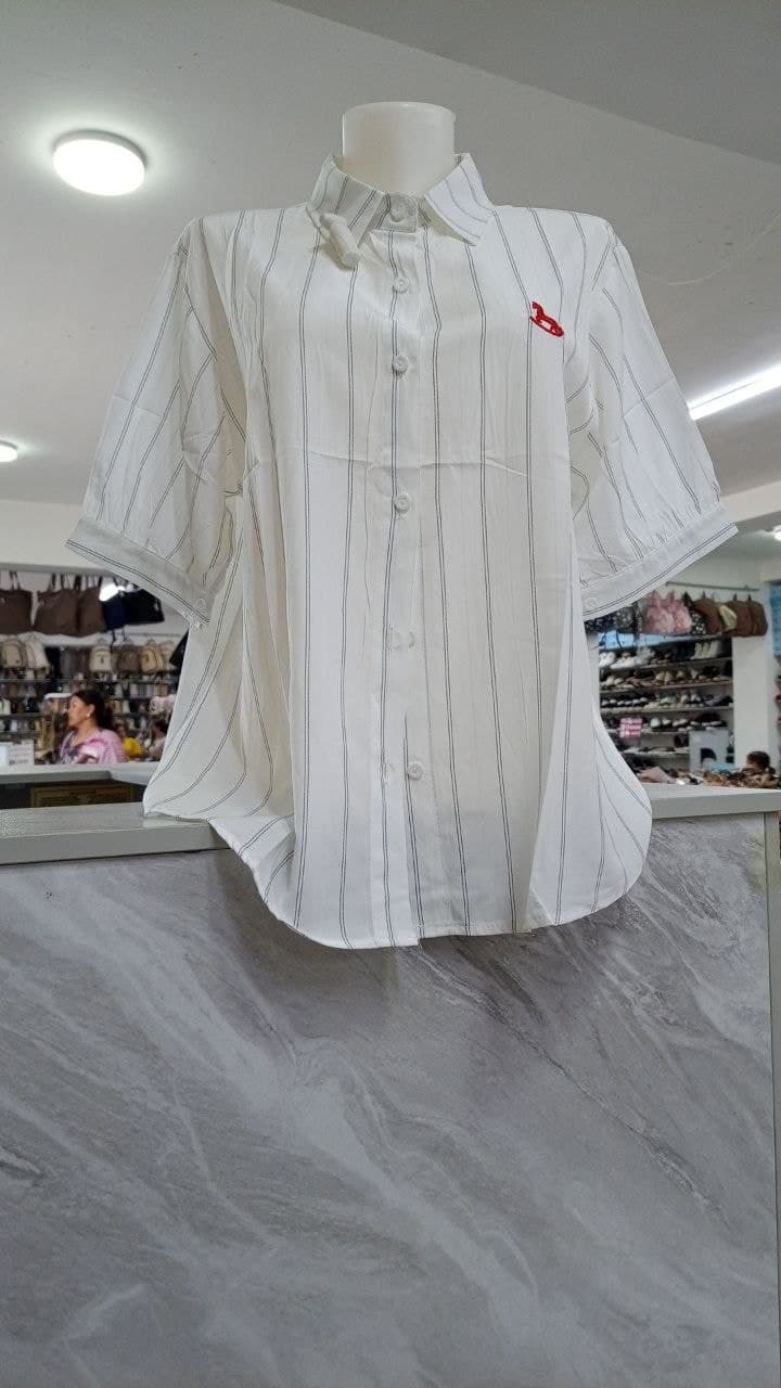 Chiziqli oq ko'ylak — kalta yengli