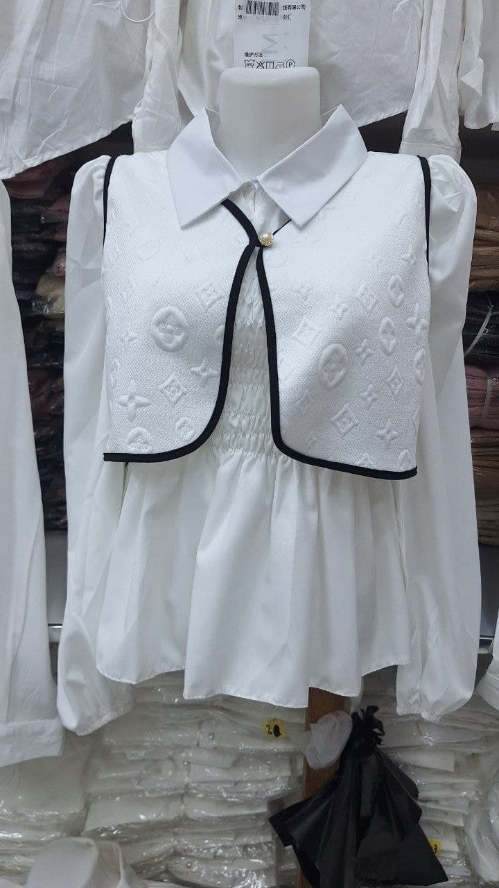 Oq bluzka bolero-jiletka bilan — naqshli
