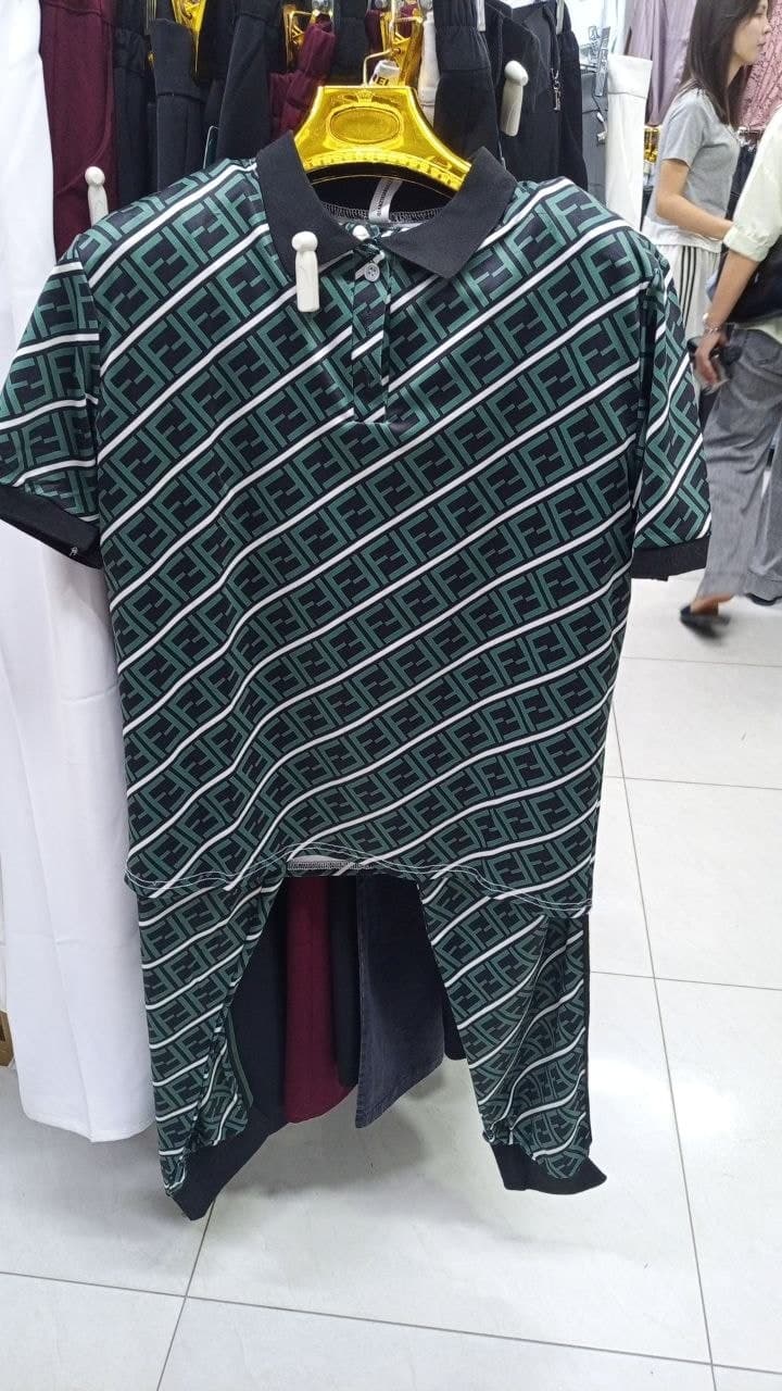 Yashil-qora naqshli polo va shim to'plami — monogram uslubda