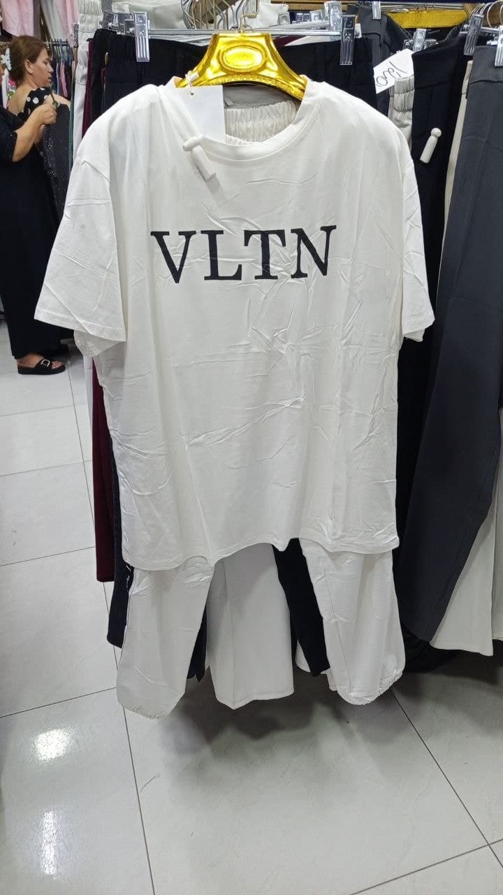 Oversayz to'plam: oq futbolka va shorti — VLTN printli