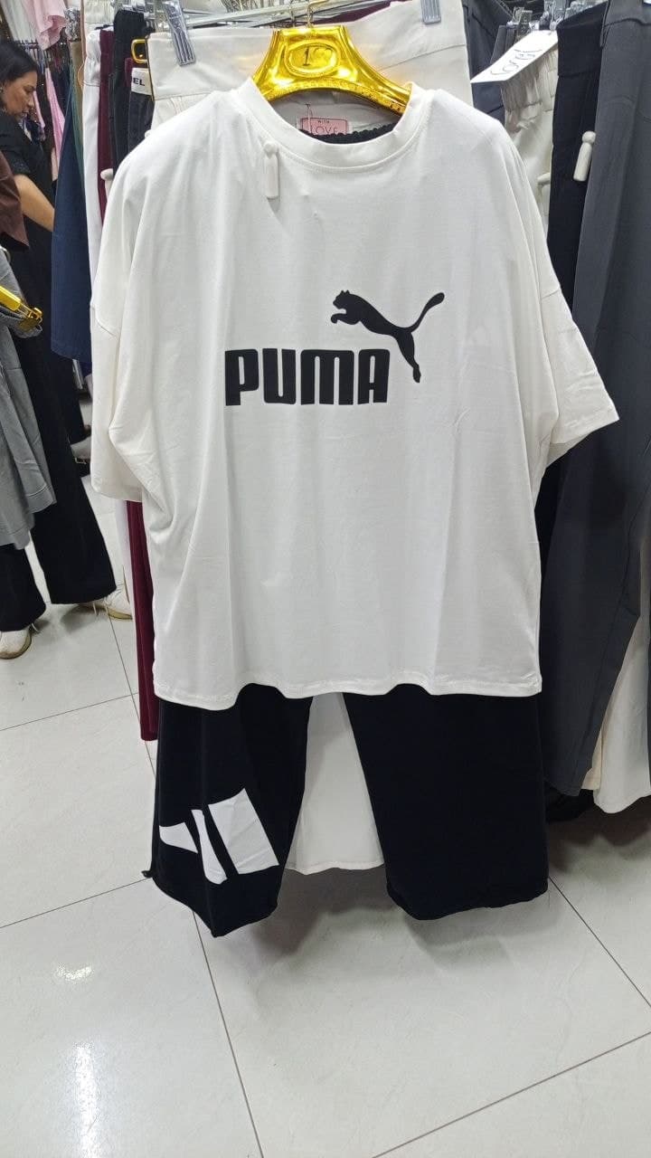 Yozgi to'plam: oq oversayz futbolka va qora shorti