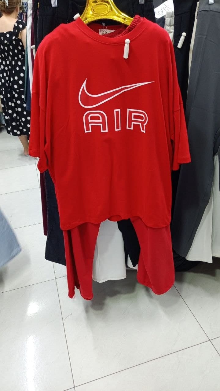 Sport to'plami — qizil, futbolka va shim, oq printli