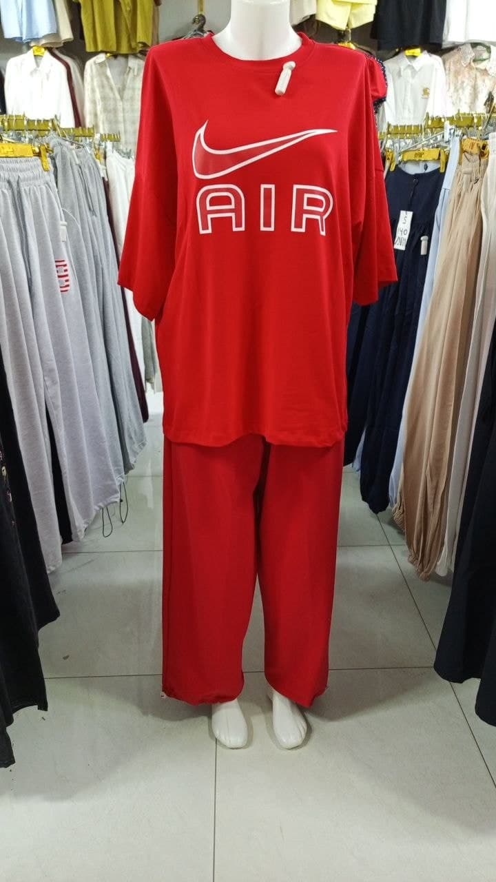 Sport to'plam — qizil, AIR yozuvli futbolka va shim