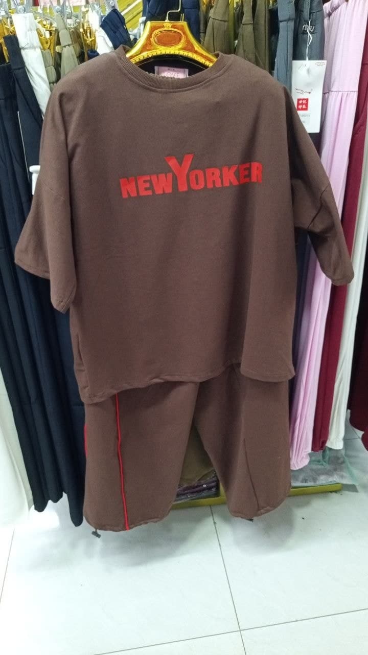 «NewYorker» yozuvli jigarrang futbolka-shim to'plami — sport uslubda