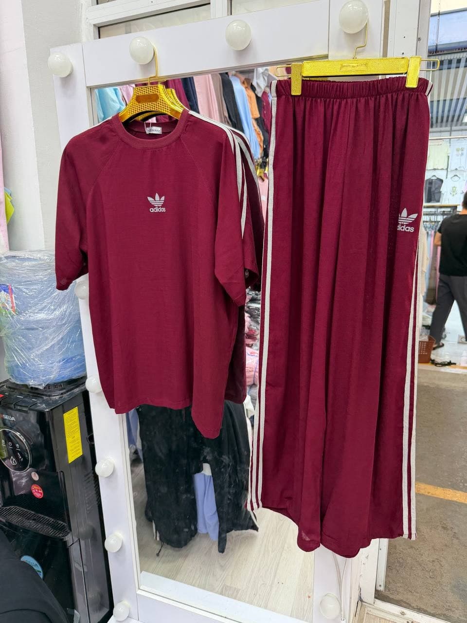 Sport to'plam — bordo futbolka va keng shim