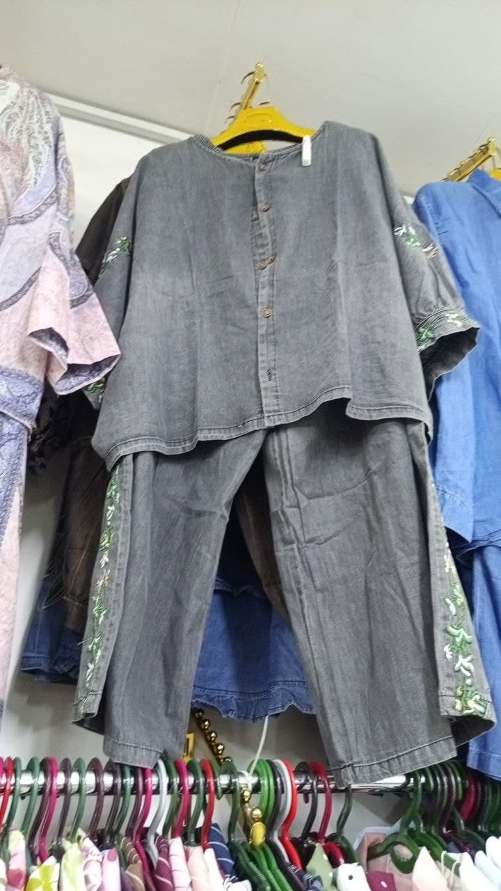 Jinsi kostyum — kashtali, kulrang