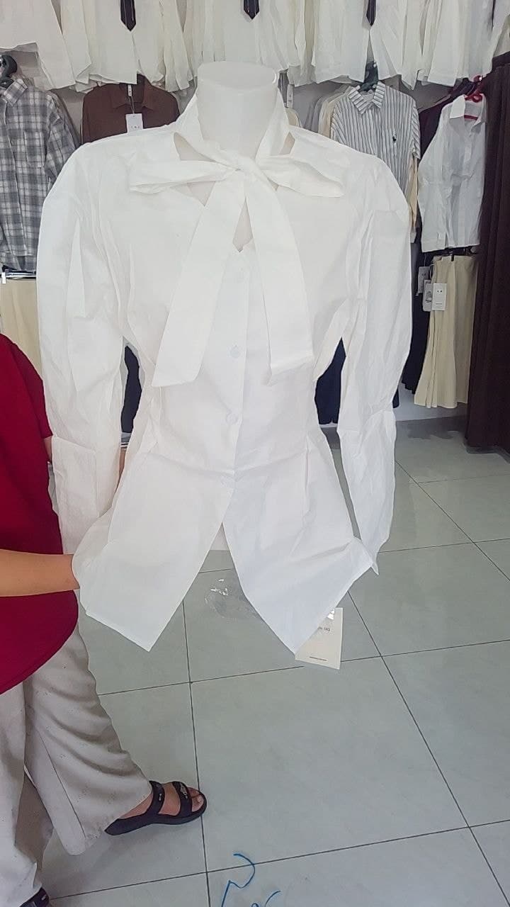 Oq bluzka — katta bant yoqali, kepkali yeng