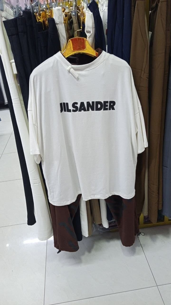 Oversize oq futbolka — «Jil Sander» yozuvli, yumshoq paxta