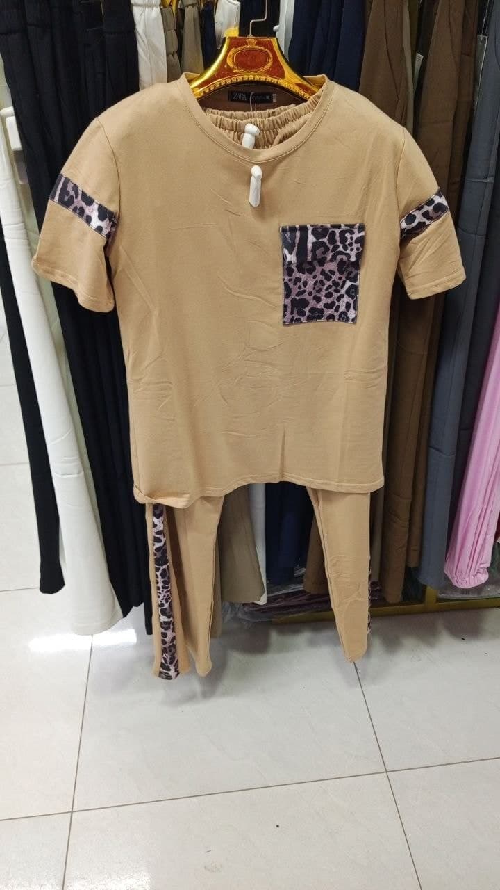 Bej futbolka-losina to'plami — leopard cho'ntakli bezak